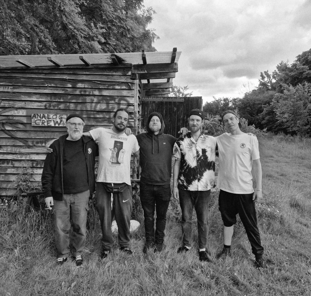 Analog Crew – Die Crew vor dem Stall