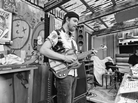 Analog Crew – Alec an der E-Gitarre